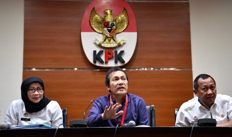 Wakil Ketua KPK Saut Situmorang (tengah), Dirjen Pemasyarakatan (PAS) Kemenkum HAM Sri Puguh Budi Utami (kiri) dan Sekjen Kemenkum HAM Bambang Rantam Sariwanto (kanan) menyampaikan konferensi pers di Gedung KPK, Jakarta.