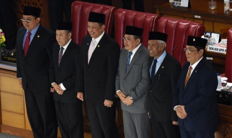 Ketua DPR Bambang Soesatyo (ketiga kiri) bersama wakil ketua Fadli Zon (kiri), Agus Hermanto (kedua kanan) dan Utut Adianto (kanan) berfoto bersama Hakim Mahkamah Konstitusi terpilih Wahiddudin Adams (kedua kiri) dan Aswanto (ketiga kanan) pada rapat paripurna Pembahasan dan Pengambilan Keputusan Calon Hakim MK di Kompleks Parlemen Senayan, Jakarta, Selasa (19/3/2019). 