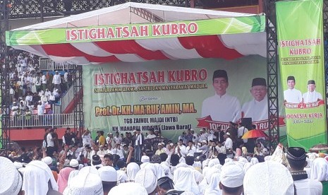 Calon Wakil Presiden nomor urut 01, KH. Ma'ruf Amin saat  menyampaikan tausiyah dalam acara Istighotsah Kubro yang digelar di Stadion  Gelora Ratu Pamelingan, Pamekasa Madura, Selasa (19/3).