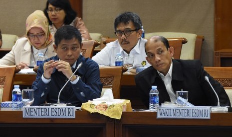 Menteri ESDM Ignasius Jonan (kiri) dan Wakil Menteri Arcandra Tahar (kanan) mengikuti rapat kerja dengan Komisi VII DPR di Gedung Nusantara II, Kompleks Parlemen Senayan, Jakarta, Selasa (19/3/2019). 