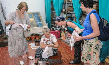 Sejumlah turis asing asal Republik Ceko praktek membuat batik di Museum Batik Pekalongan, Jawa Tengah, Rabu (20/3/2019).