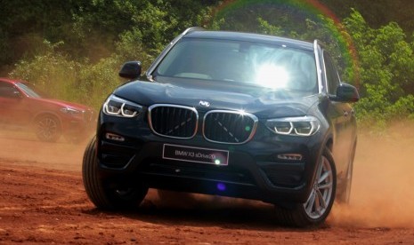 Jurnalis melakukan test drive varian terbaru mobil BMW X3 sDrive20i di Serpong, Tangerang, Banten, Rabu (20/3/2019).