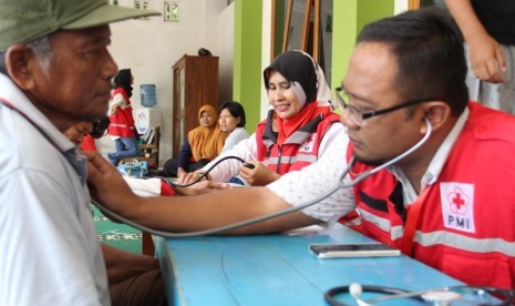 Pelayanan kesehatan klinik keliling yang diberikan PMI DIY untuk  warga terdampak di Dusun Wunut, Desa Sriharjo, Kecamatan Imogiri, Kabupaten  Bantul, DIY. 