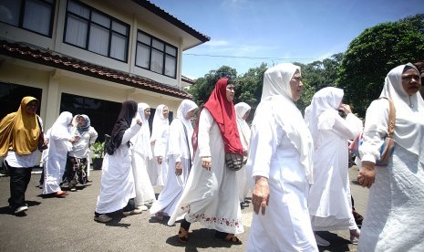 Jemaah yang akan mengikuti sidang gugatan perdata aset First Travel meninggalkan gedung pengadilan Negeri Depok, Jawa Barat, Rabu (20/3/19).