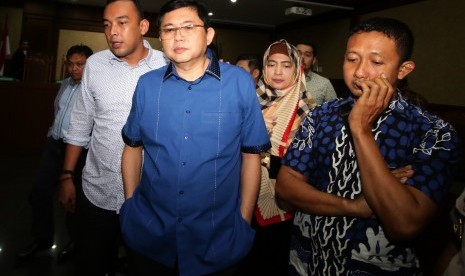 Terdakwa kasus dugaan perintangan penyidikan kasus korupsi, Lucas (kedua kiri) bergegas seusai menjalani sidang putusan di Pengadilan Tipikor, Jakarta, Rabu (20/3/2019). 