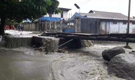 Jembatan ambrol akibat banjir bandang di Hinekombe, Sentani, Jayapura, Papua, Kamis (21/3). Warga kemudian bersama Baznas membangun jembatan darurat dengan menggunakan bahan kayu.