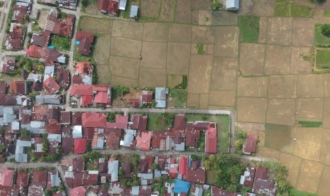 Foto udara areal pesawahan yang tersisa di pusat Kota Padang, Sumatra Barat, Kamis (21/3/2019). Pemerintah Kota Padang Sumatra Barat, melalui Dinas Pertanian ditargetkan mampu memproduksi 68 ribu ton padi sepanjang 2023.