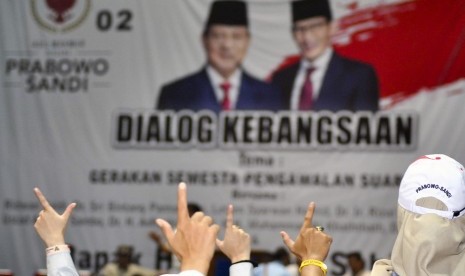 Sejumlah relawan meneriakkan yel-yel saat Dialog Kebangsaan Relawan 02 Prabowo-Sandi di GOR Pajajaran, Kota Bogor, Jawa Barat, Kamis (21/3/2019).