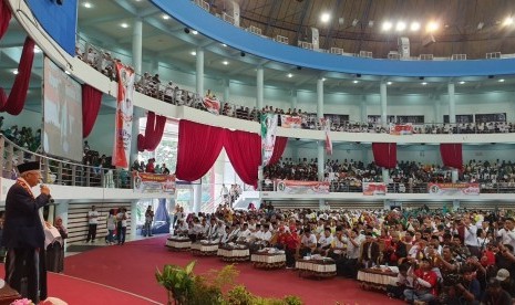 Cawapres KH. Ma'ruf Amin saat menghadiri deklrasi Jaringan  Kiai Santri Nasional (JKSN) dan Alinasi Masyarakat Kalimantan Timur di  Gedung Dome, Balikpapan, Kamis (21/3). 