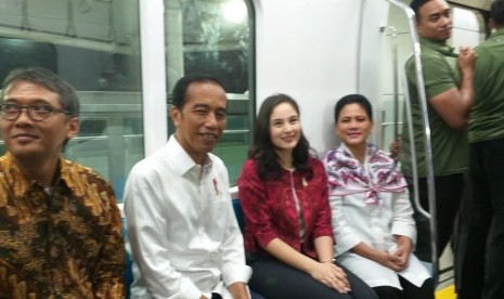 Aktris Chelsea Islan ikut menjajal MRT Jakarta bersama Presiden Jokowi, Kamis (21/3). 