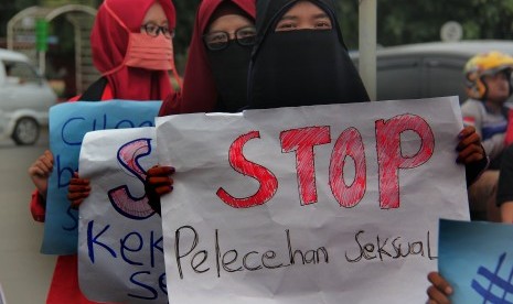 Sejumlah aktivis yang tergabung dalam Aliansi Perempuan Anti Kekerasan berunjuk rasa saat memperingati Hari Perempuan Internasional di Landmark Kota Cilegon, Banten, Kamis (21/3/2019).