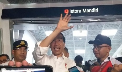 Presiden Joko Widodo usai menjajal MRT Jakarta bersama influencer, artis, dan para pimpinan redaksi media di Stasiun Istora, Jakarta, Kamis (21/3).