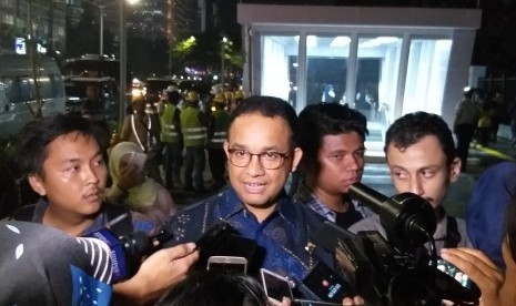 Gubernur DKI Jakarta Anies Rasyid Baswedan usai mendampingi Presiden Joko Widodo menjajal MRT Jakarta bersama influencer, artis, dan para pimpinan redaksi media di Stasiun Istora, Jakarta, Kamis (21/3)