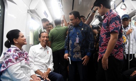 Presiden Joko Widodo (kedua kiri) didampingi Ibu Negara Iriana Joko WIdodo (kiri) berbincang dengan Gubernur DKI Jakarta Anies Baswedan (kedua kanan) ketika mencoba MRT dengan rute stasiun Bundaran HI-Lebak Bulus-Istora di Jakarta, Kamis (21/3/2019). 