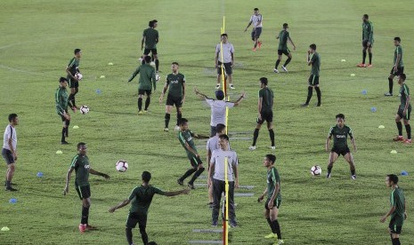 Pesepak bola timnas senior Indonesia mengikuti sesi latihan di Stadion Madya, Kompleks Gelora Bung Karno, Senayan, Jakarta, Kamis (21/3/2019). 