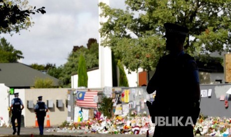 Bagikan Video Serangan Christchurch, Pria Inggris Dipenjara. Polisi berjaga di depan Masjid Al Noor di Christchurch, Jumat (21/3).