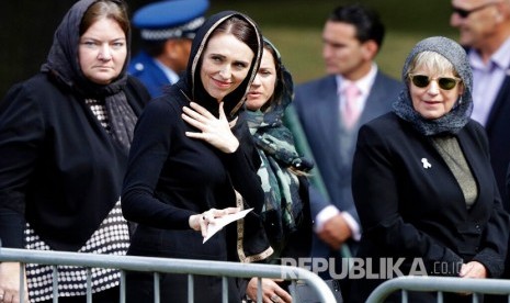 PM Selandia Baru Jacinda Ardern bersama ribuan warga lainnya berkumpul di Hagley Park, seberang Masjid Al Noor di Christchurch saat shalat Jumat pukul 13.30 waktu setempat berlangsung.