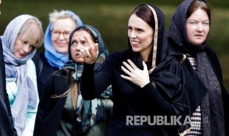 PM Selandia Baru Jacinda Ardern bersama ribuan warga lainnya berkumpul di Hagley Park, seberang Masjid Al Noor di Christchurch saat shalat Jumat pukul 13.30 waktu setempat berlangsung.