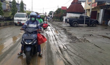 Jalan Raya Kemiri-Sentani, di Jayapura, Papua, belum pulih pasca-peristiwa banjir bandang pada Sabtu (16/3) lalu. Sebagian ruas jalan tersebut masih tergenang air dan pasir. Warga dan aparat setempat masih berusaha membersihkan area jalan. Sejumlah alat berat diturunkan untuk memudahkan proses pembersihan.