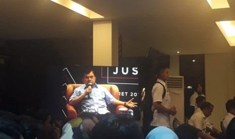 Wakil Presiden Jusuf Kalla saat menjadi pembicara dalam Talkshow Kamis Kerja bertajuk 'Jokowi di Mata Jusuf Kalla' di Rumah Kerja, Jalan Iskandarsyah II, Kebayoran Baru, Jakarta, Kamis (21/3).