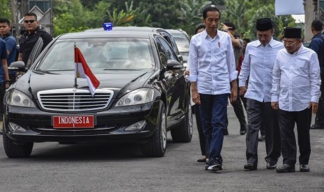 Presiden Joko Widodo (kiri) disambut Bupati Lombok Barat Fauzan Khalid (kedua kanan) dan Bupati Lombok Utara Najmul Akhyar (kanan) saat tiba di Gedung Hakka, Dasan Tereng, Narmada, Lombok Barat, NTB, Jumat (22/3/2019).