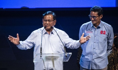 Pasangan calon presiden dan calon wakil presiden nomor urut 02 Prabowo Subianto (kiri) bersama Sandiaga Uno (kanan) berbicara dalam acara silahturahmi Aliansi Pengusaha Nasional, di Djakarta Theater, Jakarta, Kamis (21/3/2019).