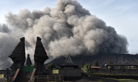 Abu vulkanik menyembur dari kawah Gunung Bromo di Jawa Timur, Jumat (22/3/2019). 