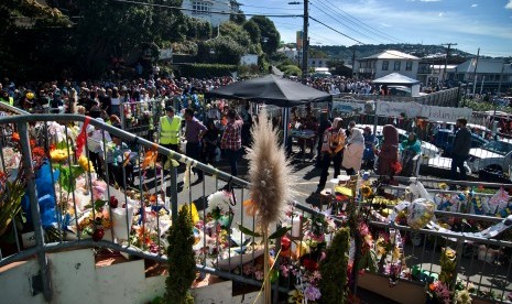 Warga Wellington memadati depan Masjid Wellington saat pelaksanaan salat Jumat pertama pascapenembakan di dua masjid kota Christchurch pada Jumat (15/3) di Kilbirnie, Wellington, Selandia Baru, Jumat (22/3/2019). Laporan: Serangan Islamofobia di Australia Melonjak Empat Kali Lipat