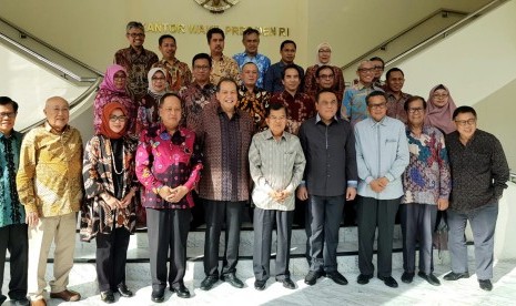 Menteri Pendayagunaan Aparatur Negara dan Reformasi Birokrasi (PAN-RB), Syafruddin terpilih sebagai Ketua Majelis Wali Amanat (MWA) Universitas Hasanuddin periode 2019-2023 dalam rapat yang dihadiri Wakil Presiden Jusuf Kalla di Kantor Wakil Presiden, Jakarta, Jumat (22/3).