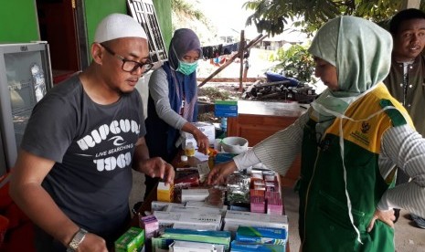 Tim medis Baznas memberi pelayanan kesehatan di Kampung Simporo, Distrik Ebungfau, Jayapura, Papua, Sabtu (23/3). Warga di kampung yang berada di pinggir Danau Simporo itu berdatangan memeriksa kesehatannya. 