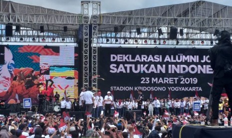 Jokowi hadiri deklarasi alumni Jogja satukan Indonesia di Stadion Kridosono, Sabtu (23/3). 