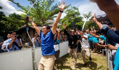 Calon Wakil Presiden nomor urut dua, Sandiaga Uno (kedua kiri) 