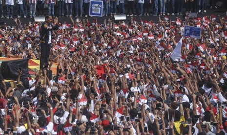 Calon Presiden nomor urut 01 Joko Widodo menyapa pendukungnya saat Deklarasi Alumni Jogja Satukan Indonesia di Stadion Kridosono, DI Yogyakarta, Sabtu (23/3/2019).