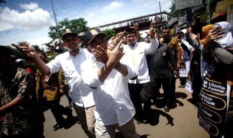 Presiden Partai Keadilan Sejahterah (PKS) Sohibul Iman menyapa kader dan simpatisan PKS saat kegiatan Flash Mob PKS di Margonda Raya Depok, Jawa Barat, Sabtu (23/3/2019). 