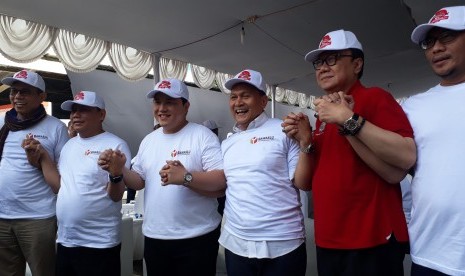 Menteri Dalam Negeri (Mendagri) Tjahjo Kumolo (berbaju merah) beserta  dengan peserta pemilu 2019 lainnya di menghadiri Deklarasi Komitmen Bersama  Menjelang Kampanye Rapat Umum dan Iklan Kampanye Pemilu, di halaman Bawaslu  Jakarta, Sabtu (23/3). 