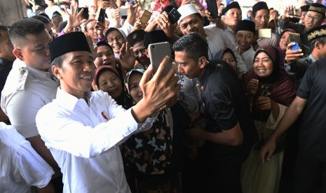 Presiden Joko Widodo (kedua kiri).