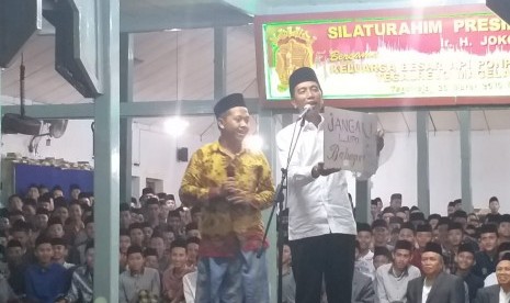 Presiden Jokowi berdialog dengan santri di Ponpes Asrama Perguruan Islam Tegalrejo Magelang, Sabtu (23/3) petang. 