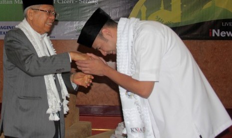 Artis Rafi Ahmad (kanan) menyalami Cawapres nomor urut 01 KH. Ma'ruf Amin (kiri) di Serang, Banten, Sabtu (23/3/2019).