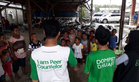 Dompet Dhuafa membantu masyarakat korban banjir di Sentani, Jayapura Papua.