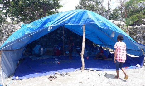 Kondisi tenda pengungsian di kampung Taruna, Hinekombe, Distrik Sentani, Jayapura, Papua, Ahad (24/33). Letak permukiman ini berada di kaki Gunung Cyclop.