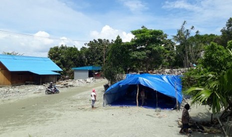 Kondisi tenda pengungsian di kampung Taruna, Hinekombe, Distrik Sentani, Jayapura, Papua, Ahad (24/33). Letak permukiman ini berada di kaki Gunung Cyclop. 