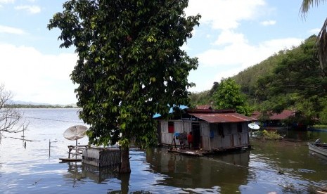 Permukiman warga di distrik Ebungfau, Jayapura, Papua, yang berada di tepi Danau Sentani, ikut tenggelam, Sabtu (23/3). Banjir bandang Sabtu (16/3) malam lalu menyebabkan Danau Sentani meluap sampai setinggi dada orang dewasa.