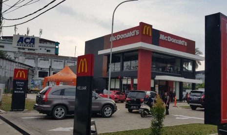 McDonald’s. Imbauan jaga jarak fisik mendorong peningkatan transaksi drive-thru dengan pembayaran nontunai, termasuk di McDonald's.