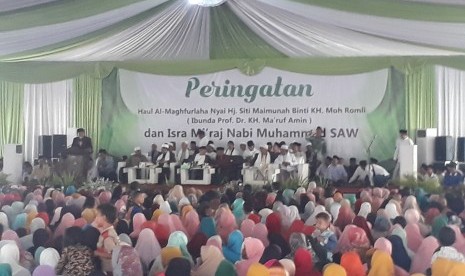 SERANG -- Puluhan ribu santri dan warga Banten berkumpul mengikuti acara  Isra Mi'raj dan peringatan haul Nyai Siti Maimunah binti KH. Moh. Romli  (ibunda KH. Ma'ruf Amin) di Pondok Pesantren An-Nawawi Tanara, Serang,  Banten, Ahad (24/3) siang. 