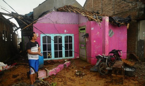 Warga berada di rumah yang rusak akibat diterjang angin puting beliung di  Jepara, Jawa Tengah (ilustrasi) 