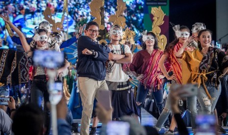 Pengusaha yang juga Calon Wakil Presiden nomor urut 02, Sandiaga Uno menyapa peserta saat tampil sebagai pembicara pada acara Young Entrepreneur Summit 2019 di Sragen, Jawa Tengah, Ahad (24/3/2019). 