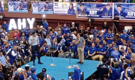  Ketua Kogasma Partai Demokrat, Agus Harimurti Yudhoyono  (AHY) bersama Rocky Gerung menyampaikan orasi di GOR Ciracas, Jakarta  Timur, Minggu (24/3).