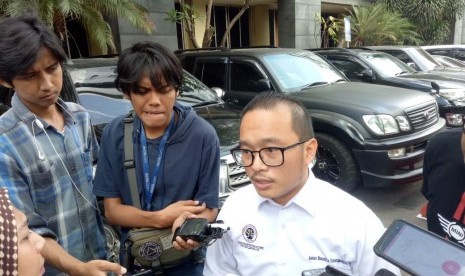 Pengacara Joko Driyono, Andru Bimaseta saat memberi keterangan pada awak media di Mapolda Metro Jaya, Senin (25/3). 