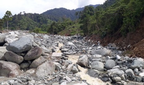 Kondisi arus sungai di kaki Gunung Cyclop, Sentani, Jayapura, Papua, Ahad (25/3). Aliran sungai sudah kembali ke jalurnya menyusul intensitas hujan yang mereda.