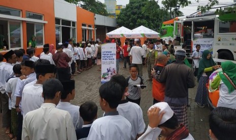 Armada Humanity Food Truck 2.0 Global Zakat Aksi Cepat Tanggap (ACT) saat mendistribusikan 1.000 paket makanan untuk kaum dhuafa dan fakir miskin di Kelurahan Jatisari, Kecamatan Mijen, Kota Semarang, Ahad (24/3)   